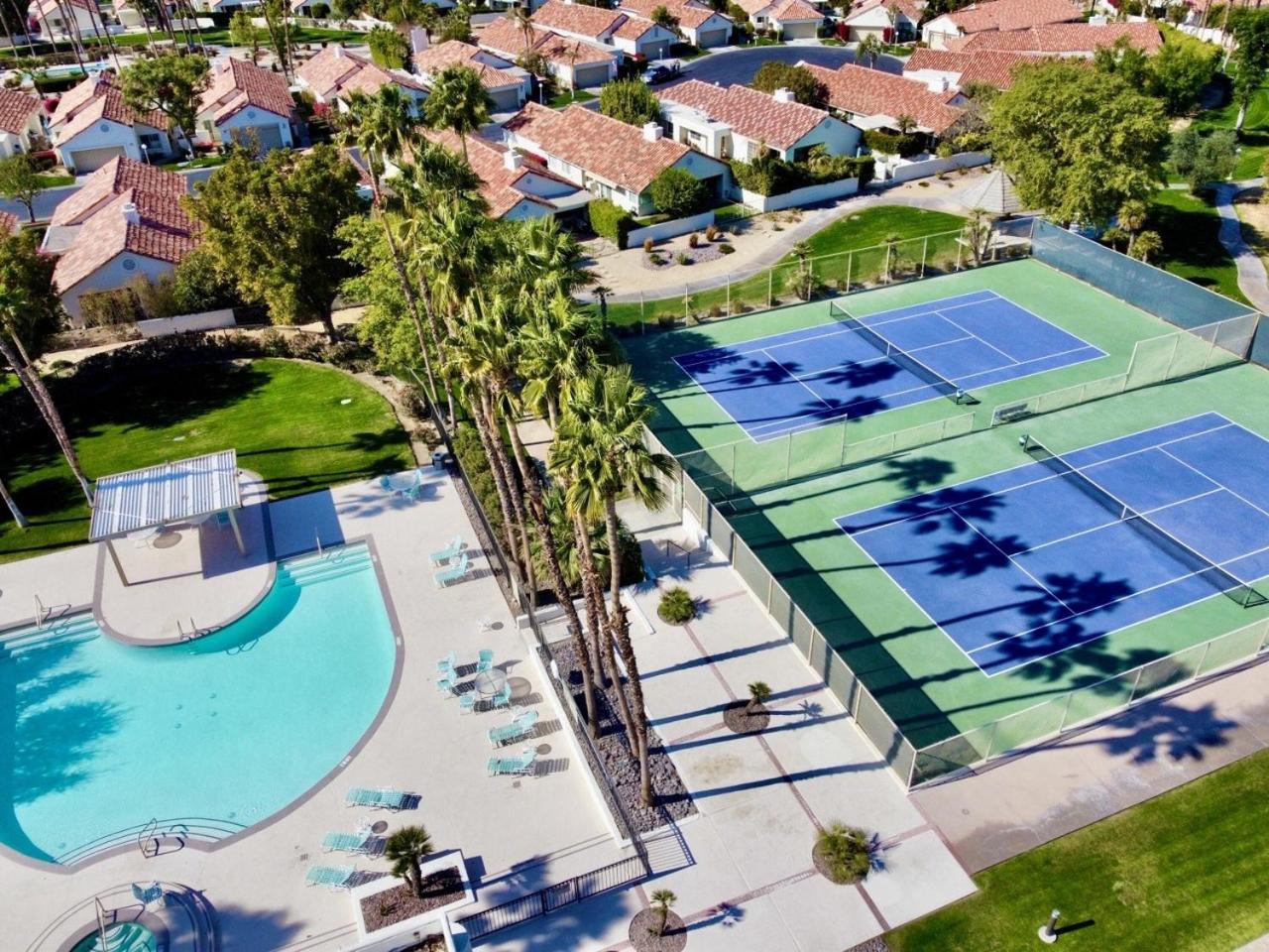 Desert Breezes Resort Palm Desert Exteriör bild